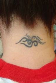 cou noir petit motif de tatouage tribal