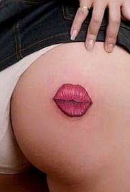 tatuaje de labio vermello sexy con nádegas