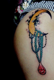 hip maan hangende juweliersware tatoo patroon