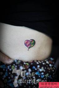 pancia della ragazza un modello colorato tatuaggio stellato amore