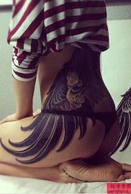 Voir la photo de tatouage recommandé un modèle de tatouage femme hip eagle