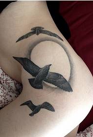 Bir kadın seksi kalça kuş dövme desen resmi