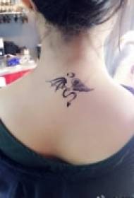 squisito tatuaggio al collo piccolo