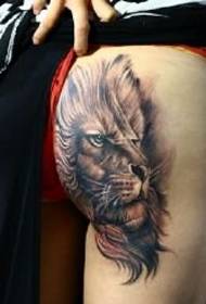 modello di tatuaggio leone feroce