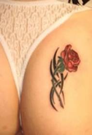 sexy růže hip tetování