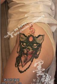Klasičan obojeni uzorak tetovaža mačića