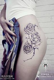 wzór tatuażu seksowna róża biodrowa