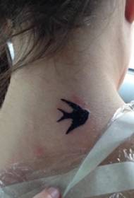 Tatuointi niellä tyttö niska musta niellä tatuointi kuva