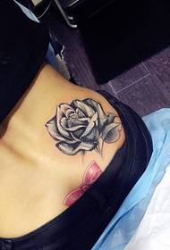modello di tatuaggio rosa nero grigio anca