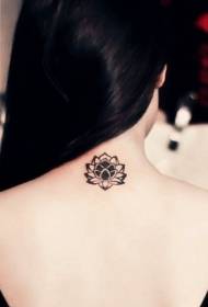 dievčatá späť elegantný malý lotosový tetovací vzor
