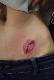 Gadis perut busana seksi pola tato cetak bibir