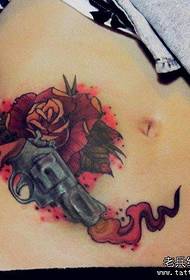 美女腹部流行经典的手枪与玫瑰花纹身图案
