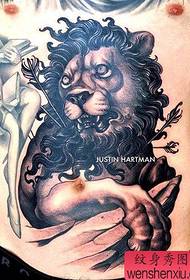 Travail de tatouage de lion noir et gris abdominal