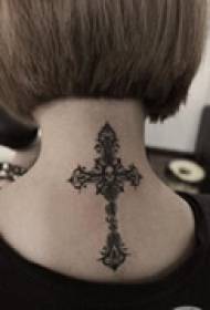 tatuaggio collo croce personalità