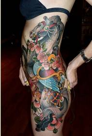 immagine di apprezzamento del modello del tatuaggio del cavallo di colore dell'anca delle donne di modo bello