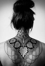 ruĝeca belo malantaŭa kolo geometria ŝablono tatuaje
