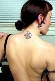 corak tatu bunga warna pada leher gadis