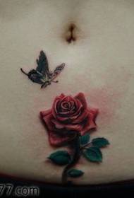 bellissimo modello di tatuaggio con farfalla rosa addome