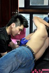 Tattoo umělec břišní tetování scénu