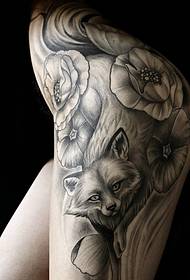 juodas ir pilkas gyvūnų tatuiruočių modelis ir gėlės ant klubų