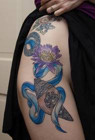 modna alternativa beauty bokovi boja tetovaža lotosa