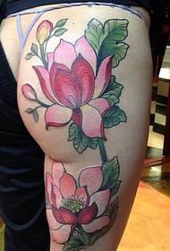 женские ягодицы красивый рисунок татуировки лотоса