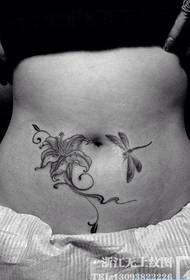 ຄົນອັບເດດ: ທ້ອງທ້ອງສີດໍາແລະສີຂາວ Lily ແລະ tattoo dragonfly