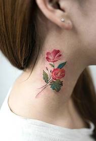 个性女孩颈部侧边艳丽花朵纹身图案