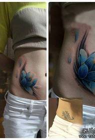 prekrasan trbuh lijepe boje tetovaža lotosa u boji