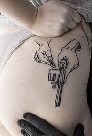 sexet kvindeligt hofte pistol tatoveringsmønster