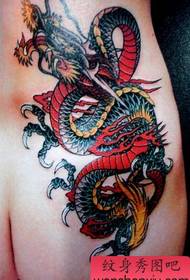 model clasic de tatuaj dragon de șold dominator