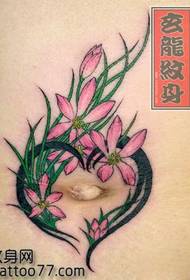 skoonheid buik liefde blom tatoeëring patroon