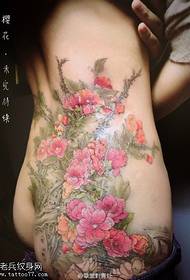 臀部经典花卉纹身图案