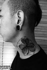 modello tatuaggio foglia di collo