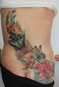 vita da donna ai fianchi bella tendenza del modello di tatuaggio fiore farfalla