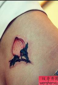emakume baten aldaka fruta tatuaje eredua
