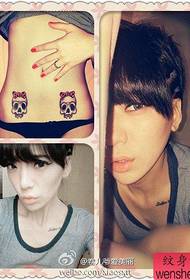 ragazze pancia bellezza popolare e modello del tatuaggio dell'arco