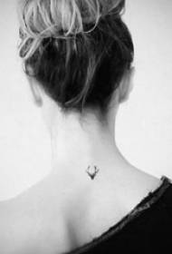 fille de tatouage au cou, photo de tatouage de wapiti aux yeux noirs sur la nuque
