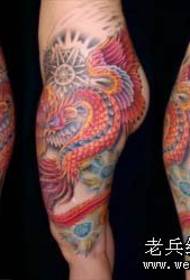 намунаи Tattoo Hip: як тасвири рангубори ранги phoenix риштаи зебо