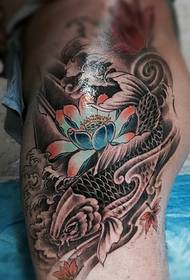 tioarmad bläckfisk och lotus tatuering bild på höften