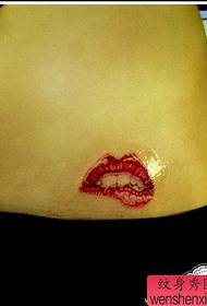 meisje buik een mooie rode lippen Tattoo patroon