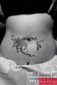 женский живот популярный черно-белый цветок лилии с рисунком татуировки стрекоза