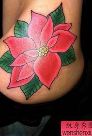 disegno del tatuaggio dell'anca: un bellissimo disegno del tatuaggio floreale color glutei