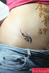 ragazza ventre un bellissimo totem piccola ala tatuaggio modello
