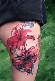 model de tatuaj plin de flori cu șolduri