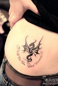 djevojka trbuh totem zmaj i pismo tetovaža uzorak