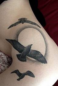 kvindelig sexet hofte fugl tatoveringsmønster