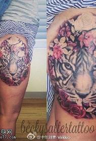exquisit model de tatuatge de maluc de flor de tigre