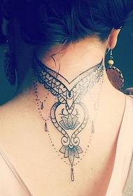 ženski stražnji vrat prekrasan ukrasni stil tetovaža uzorak