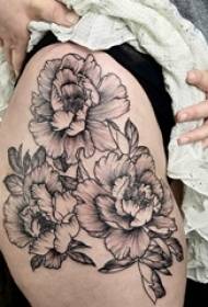 девушка бедро татуировка черно-белый серый стиль жало татуировка цветок тату фото